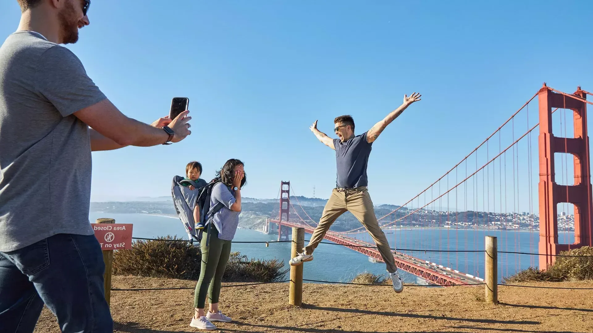 A group taking photos at the 金门大桥